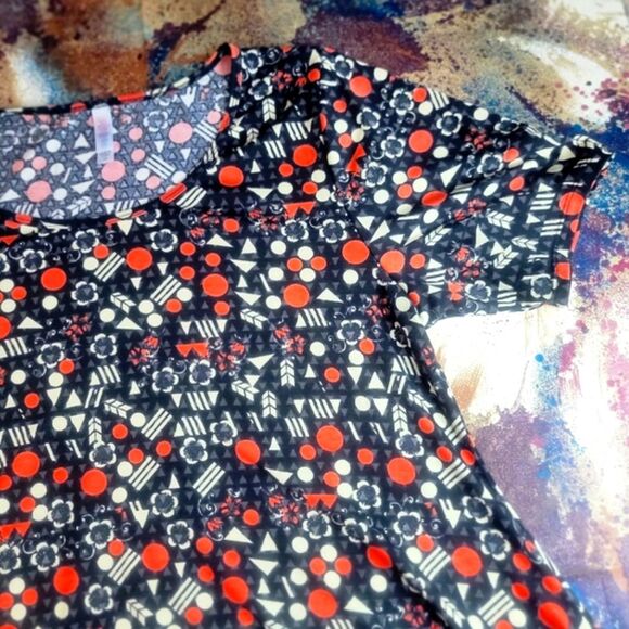 LuLaRoe Women' Black Background Multi Color Fair Isle Short Sleeves Top Size 2XL - Picture 4 of 10